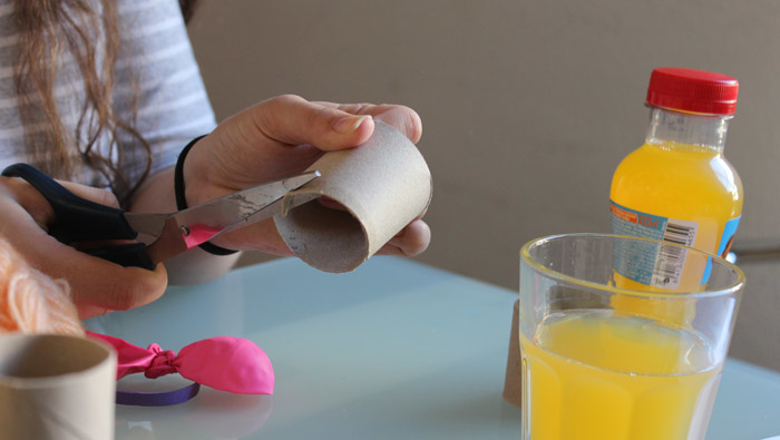 Recortemos un rollo de papel higiénico a nuestro gusto para hacer la cabeza…