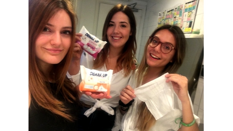 ¡Las bopkis comparten las toallitas Demak´Up y disfrutan de una rutina de limpieza completa con sus amigas!