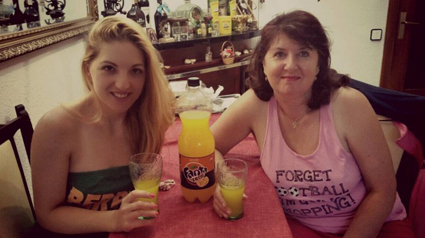 Refrescándose con Fanta Zero Naranja