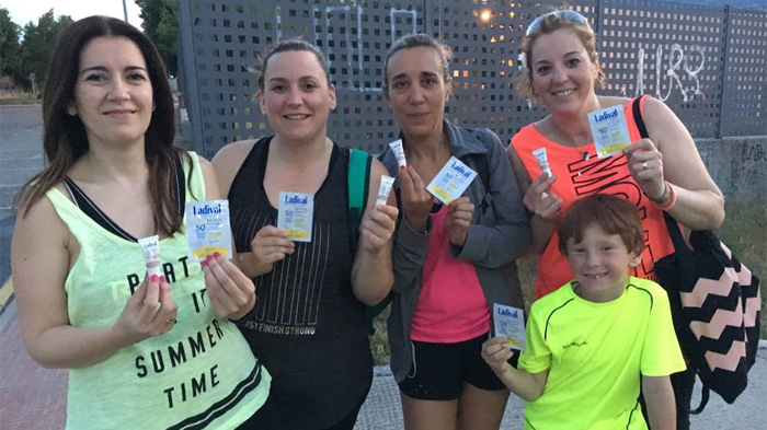 La bopki monica_mnk disfrutando de Ladival con sus amigas