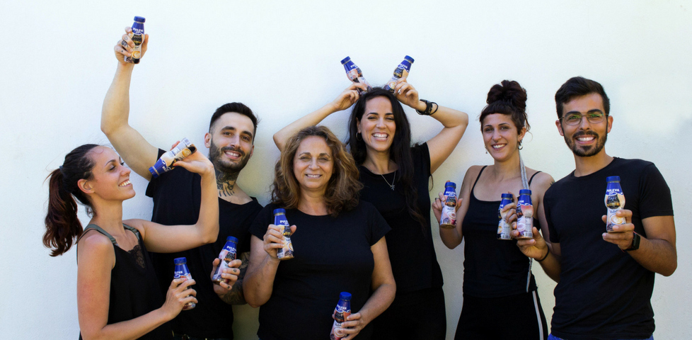 ¡La bopki neysaSky disfrutando de #PulevaCaféConLecheDeliss!